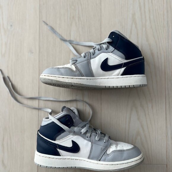 AIR JORDAN 1WOLF GREY MID TOP SNEAKERS  DQ8423-104 SIZE 4.5 YOUTH - Picture 2 of 7